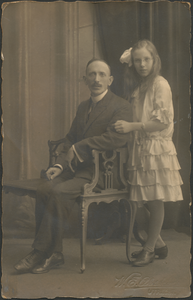 879284 Portret (studiofoto) van vader Nicolaas Kool (1880-1959), met zijn oudste dochter Hendrika ('Rika') uit de Korte ...